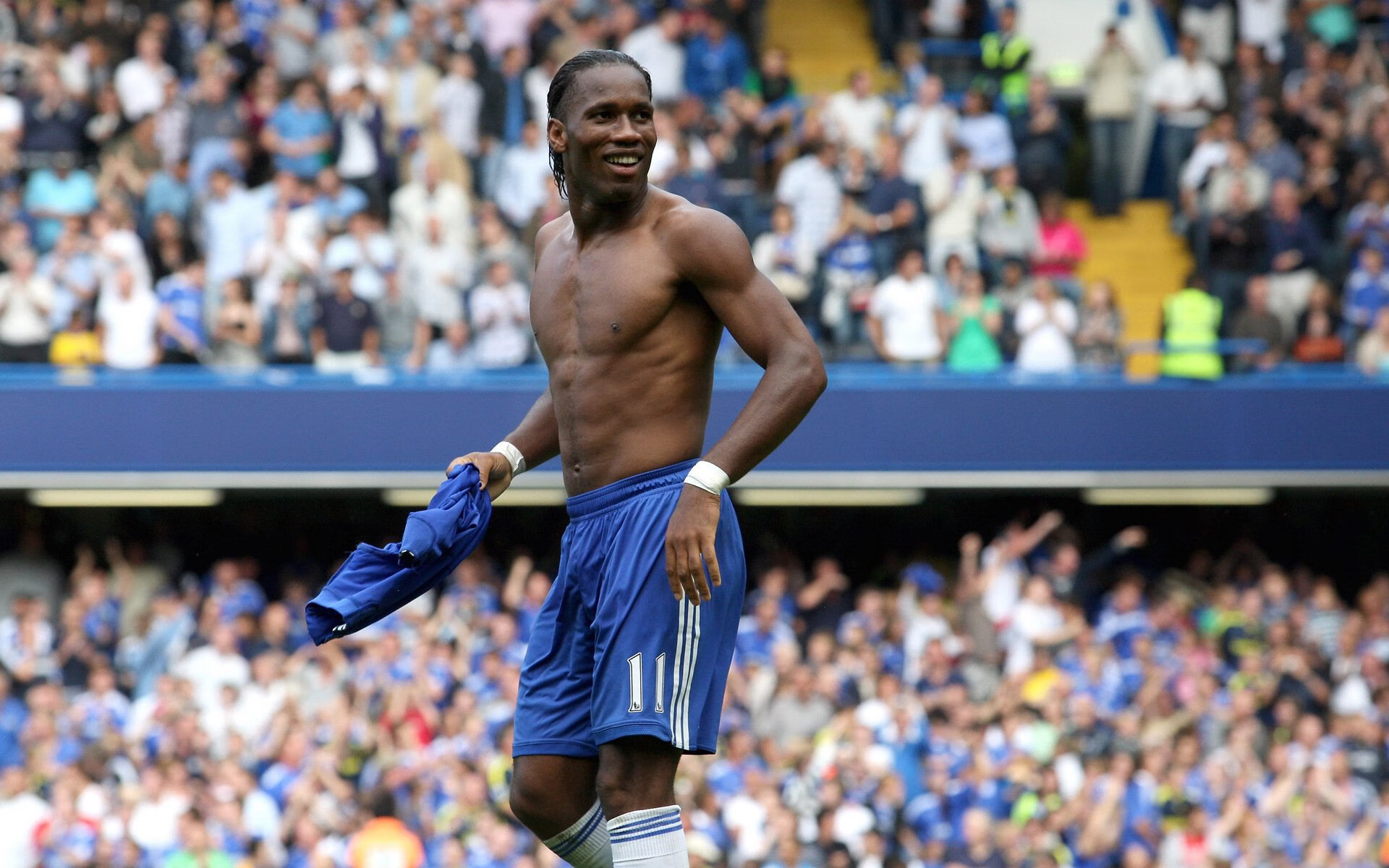 职业联赛打造球员家庭日构建亲子参与足球体验，足球亲子运动